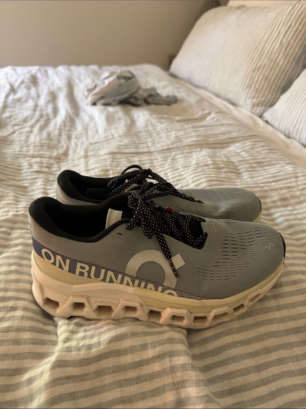 On Running Womens Cloudmonster Running Shoes